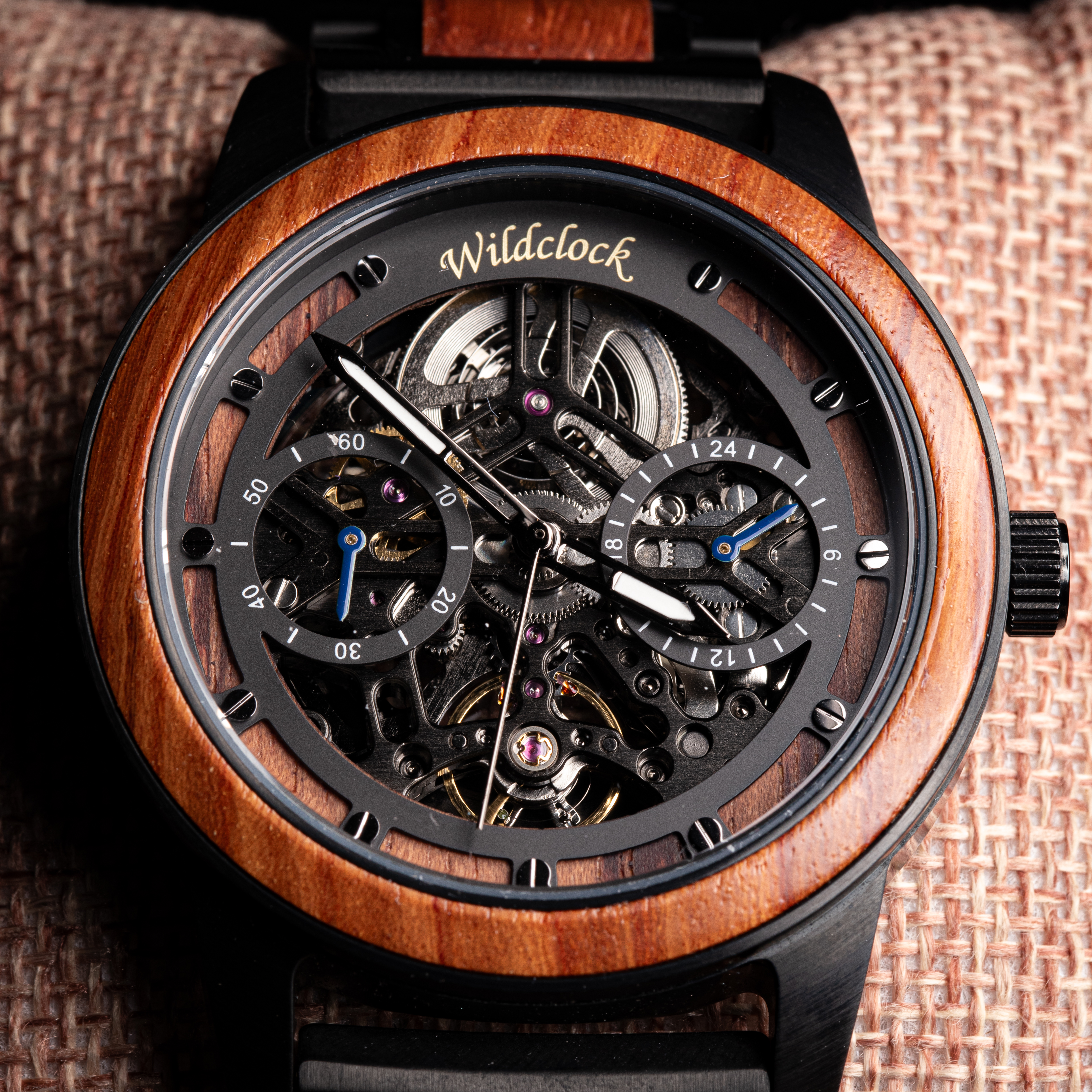 WildClock Inverness — drewniany zegarek automatyczny z hebanu, widok frontalny tarczy skeleton