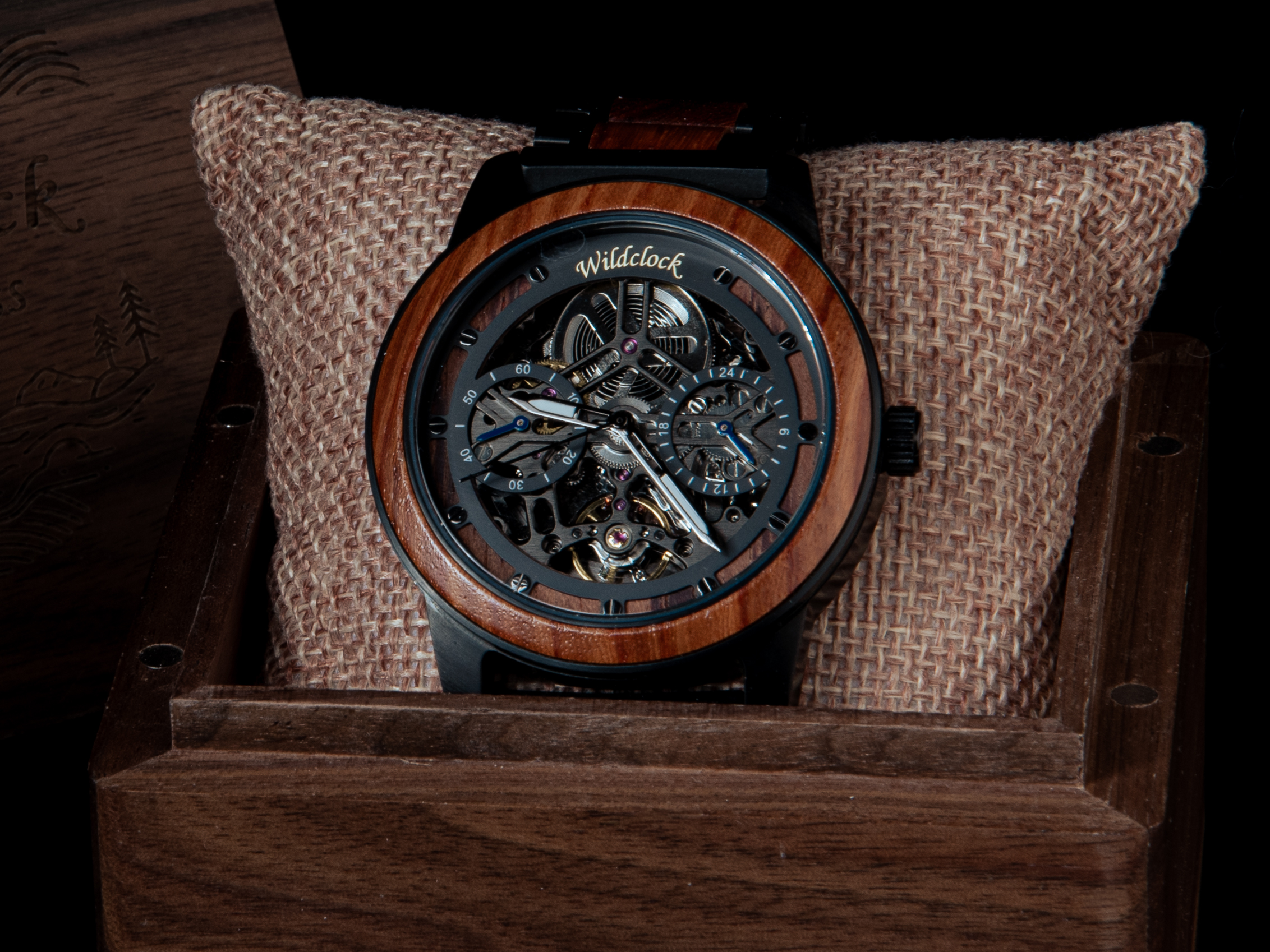 WildClock Inverness — detal mechanizmu automatycznego skeleton w drewnianej kopercie z hebanu