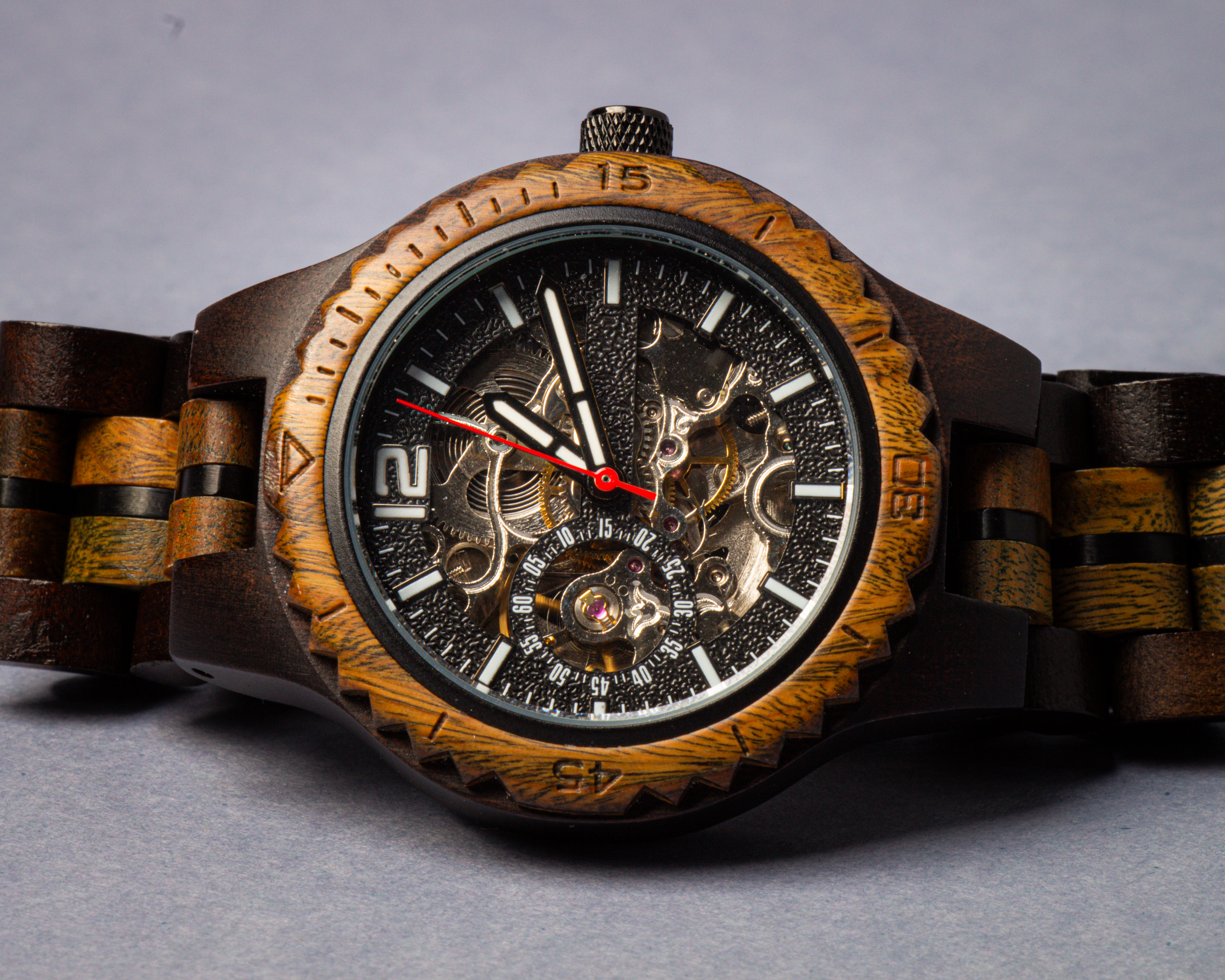 WildClock Kendal 0.1 — drewniany zegarek automatyczny z sandałowca i klonu, personalizowany z grawerem na prezent