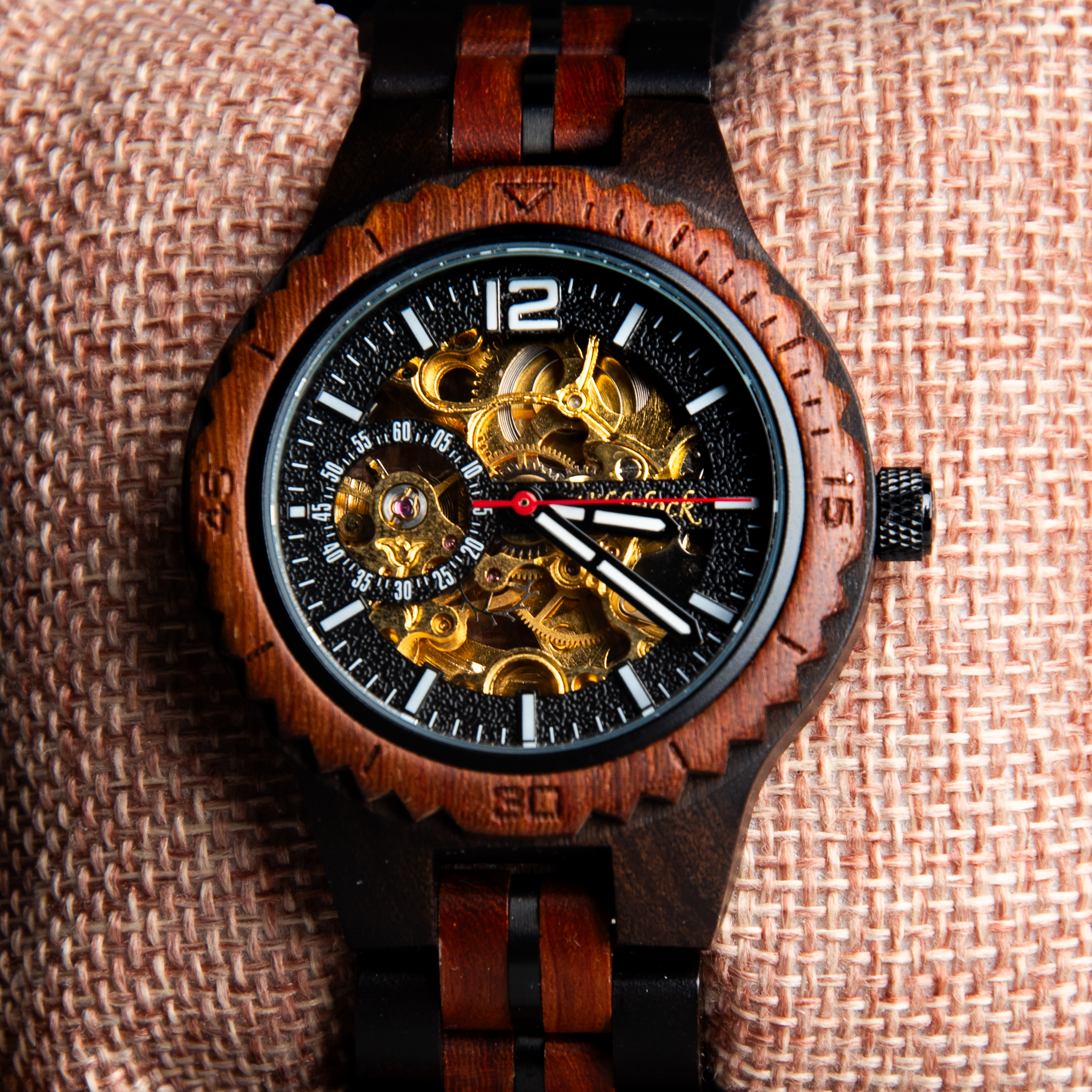 WildClock Kendal 0.2 Dark Edition — zegarek automatyczny z hebanu afrykańskiego i sandałowca czerwonego