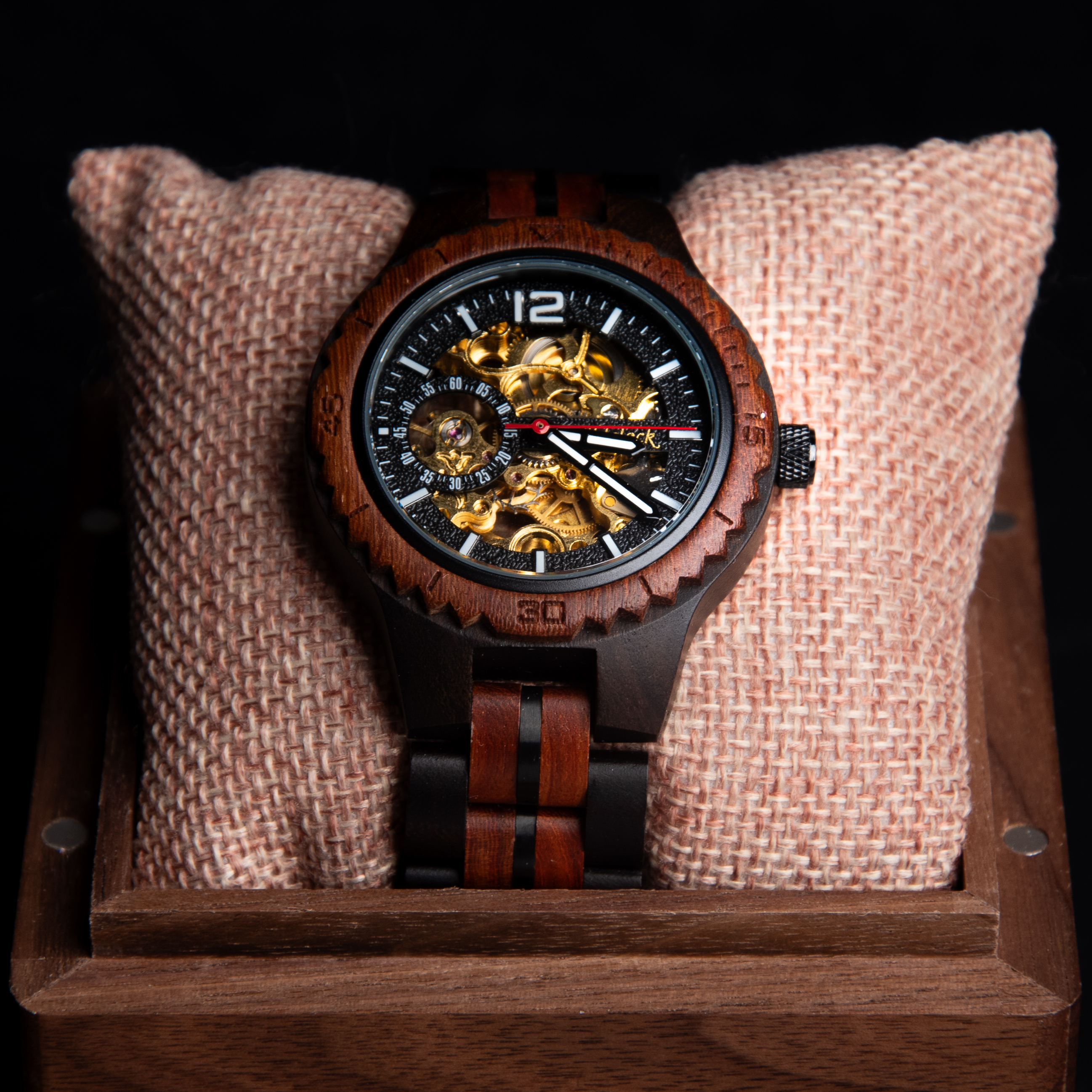 WildClock Kendal 0.2 zbliżenie na tarczę i mechanizm automatyczny