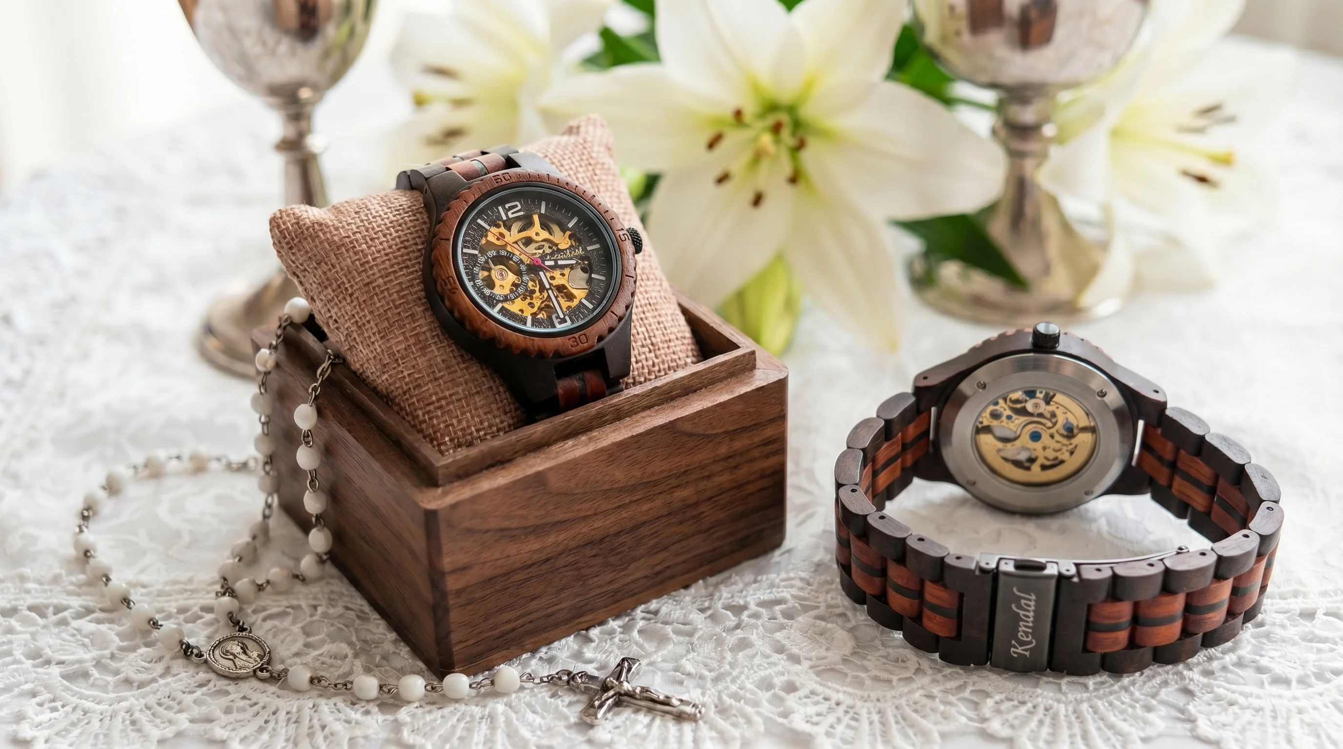 WildClock Kendal dwa zegarki drewniane z mechanizmem skeleton — widok przodu i tyłu z różańcem i liliami