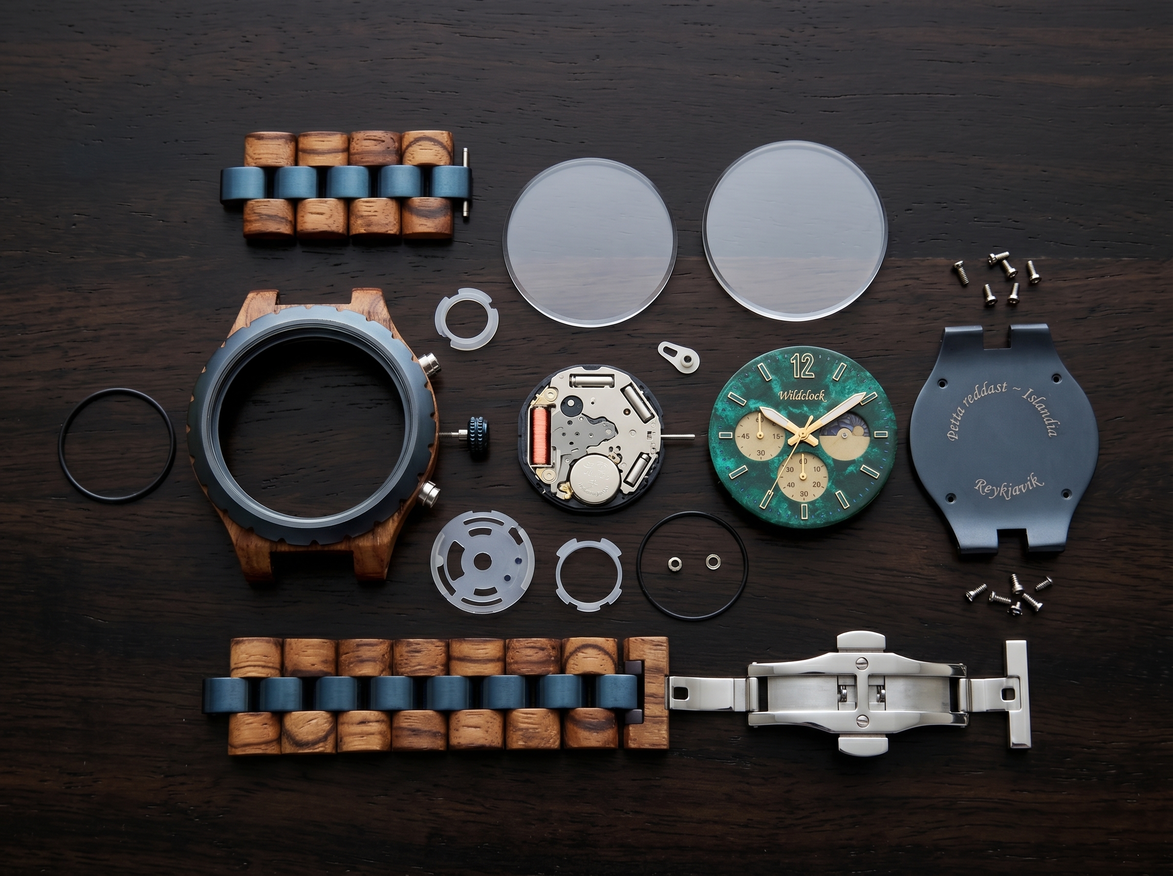 WildClock Reykjavík — eksplodowany widok zegarka drewnianego, wszystkie komponenty: koperta zebrano, mechanizm kwarcowy, tarcza, szafirowe szkło, bransoleta