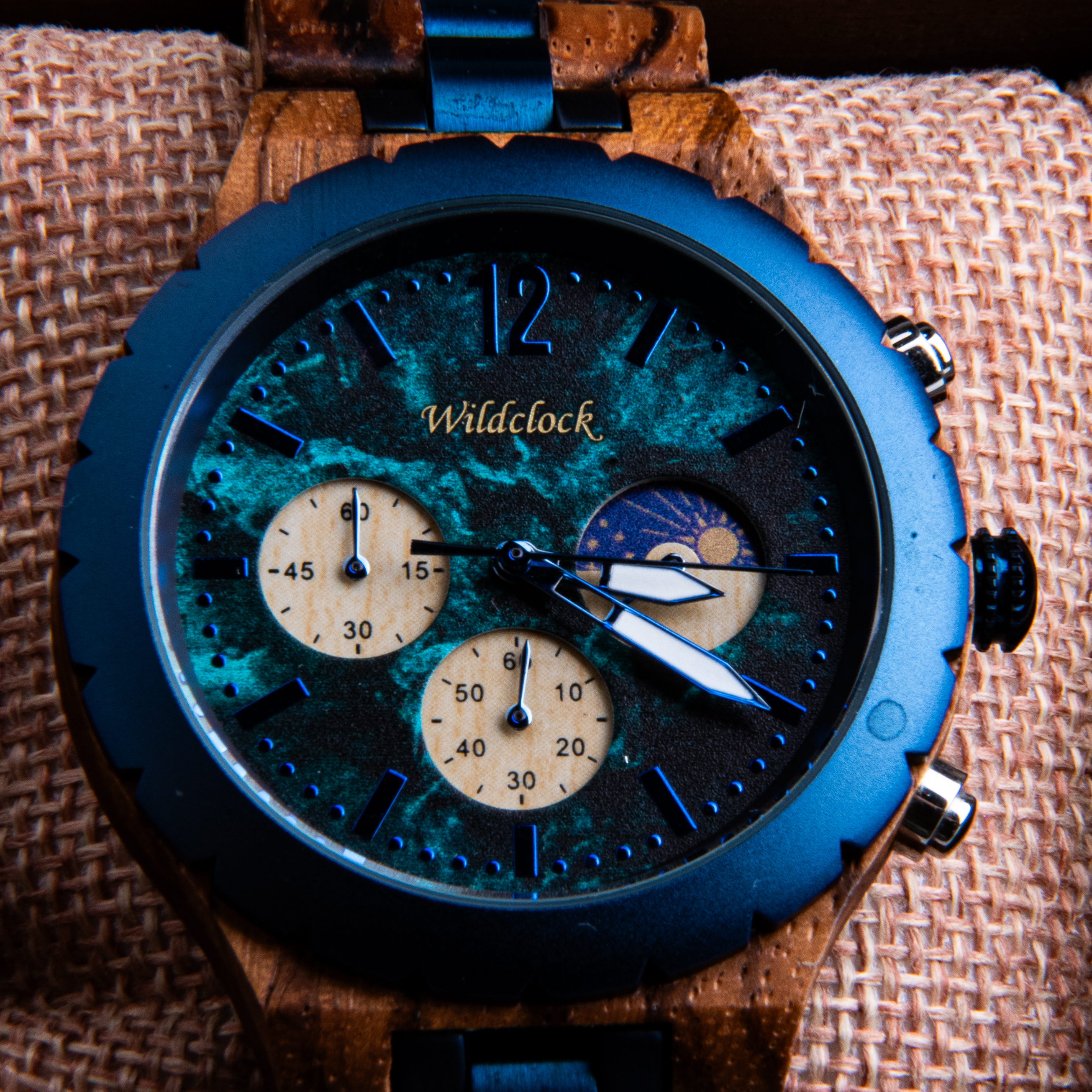 WildClock Reykjavík zbliżenie na tarczę i świecące wskazówki